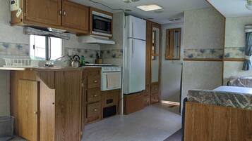 Een koelkast, een magnetron, een oven, een kookplaat