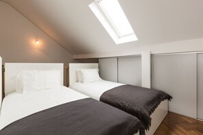 Duplex Apartment, Free Parking | 書桌、遮光布/窗簾、隔音、熨斗/熨衣板