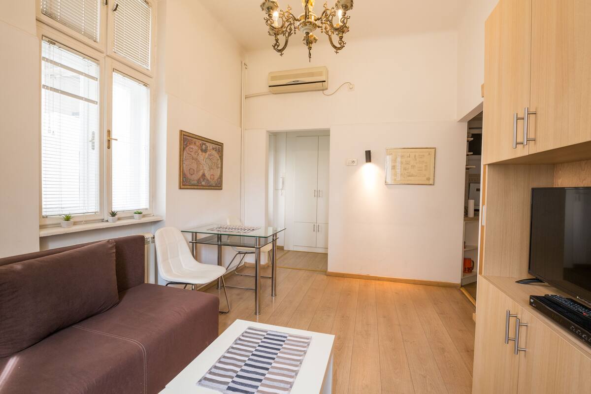 Economy appartement, 1 slaapkamer | Woonkamer | Een flatscreentelevisie