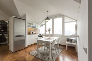 Duplex Apartment, Free Parking | 私人廚房 | 雪櫃、焗爐、爐具、電熱水壺