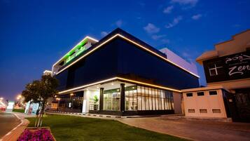 Fachada del alojamiento - Noche