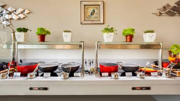 Se ofrece un desayuno bufé (60 AED por persona)