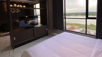 Executive Twin Room | 1 bedroom, desk, free WiFi, bed sheets