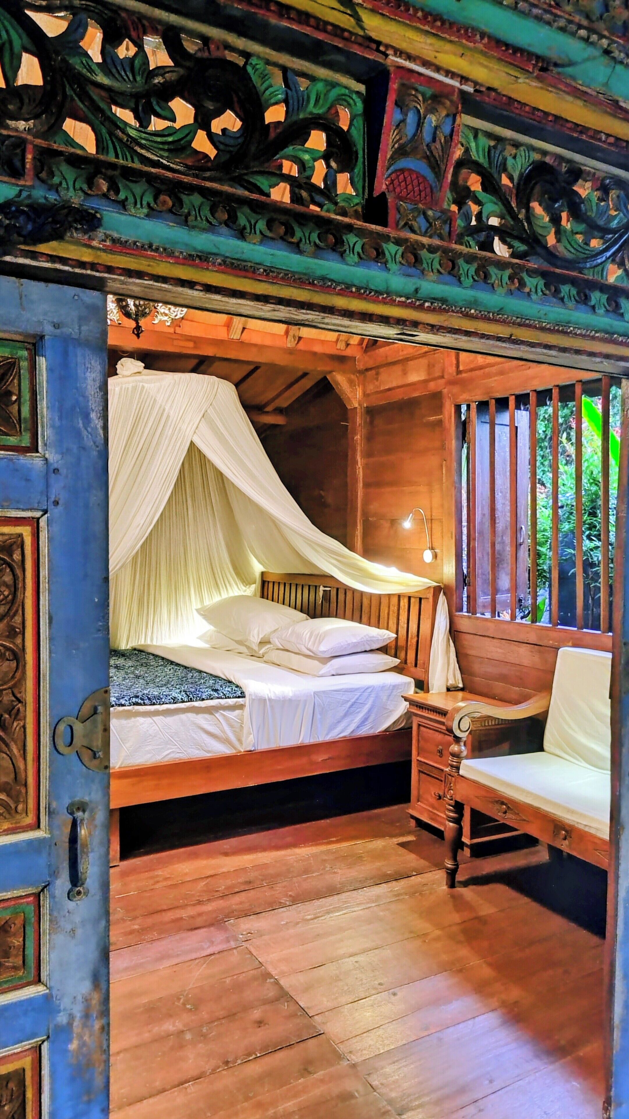 1 slaapkamer, een kluis op de kamer, een bureau