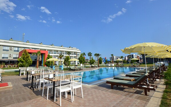 Piscine extérieure (ouverte en saison), cabanons gratuits