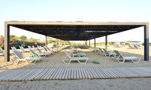 Privéstrand vlakbij, ligstoelen, parasols, strandlakens