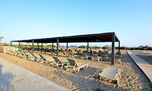 Privatstrand in der Nähe, Liegestühle, Sonnenschirme, Strandtücher