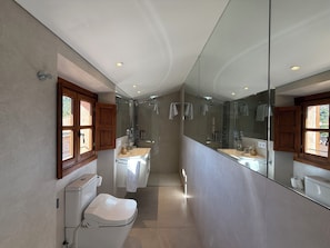 Habitación superior con 2 camas individuales, vistas a la montaña | Baño | Cabezal de ducha con hidromasaje, secador de pelo, toallas y jabón