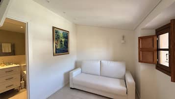 Deluxe Suite | Living area | Flat-screen TV