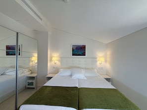 Habitación superior con 2 camas individuales, vistas a la montaña | 1 dormitorio, ropa de cama de alta calidad, edredones de plumas