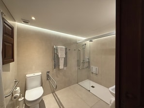 Habitación económica con 2 camas individuales | Baño | Cabezal de ducha con hidromasaje, secador de pelo, toallas y jabón