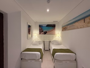 Habitación económica con 2 camas individuales | 1 dormitorio, ropa de cama de alta calidad, edredones de plumas