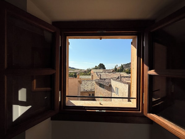 Habitación superior con 2 camas individuales, vistas a la montaña | 1 dormitorio, ropa de cama de alta calidad, edredones de plumas