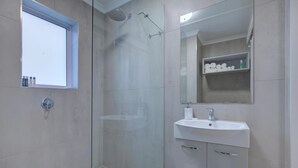 Executive Apartment, 2 Bedrooms | Bathroom - 22 @ Chelsea (George)