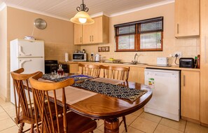Cottage 1 | Cozinha privada | Geladeira, micro-ondas, fogão, cooktop