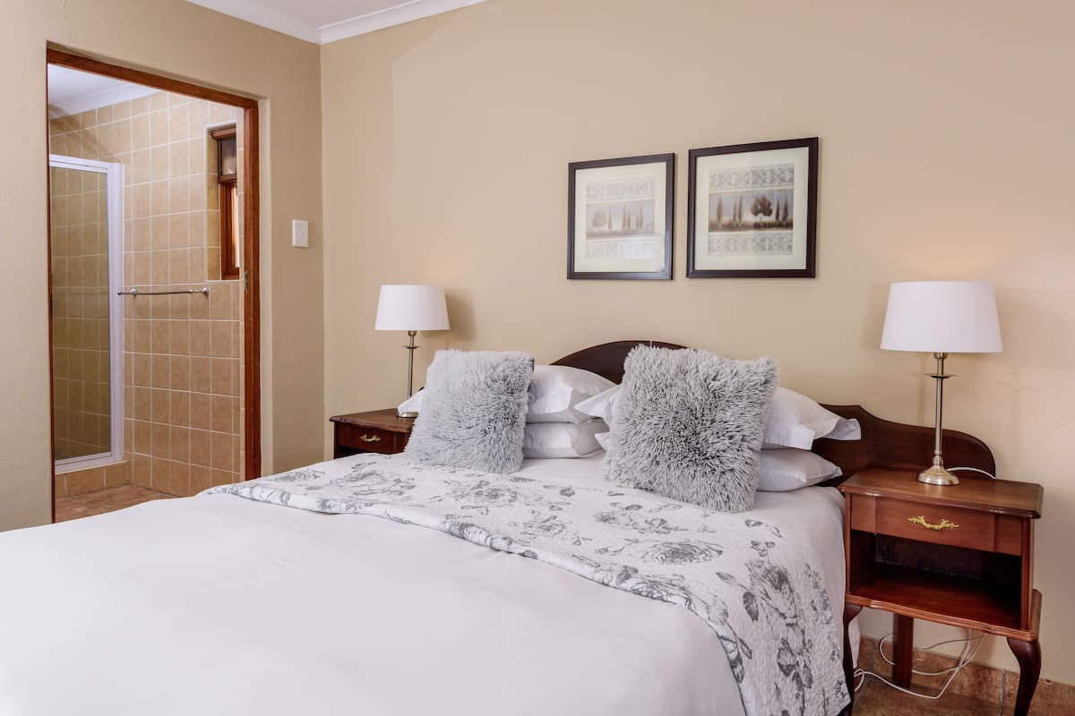 Familie cottage, 2 slaapkamers, open haard, uitzicht op bergen | Luxe beddengoed, een bureau, een laptopwerkplek, geluiddichte muren