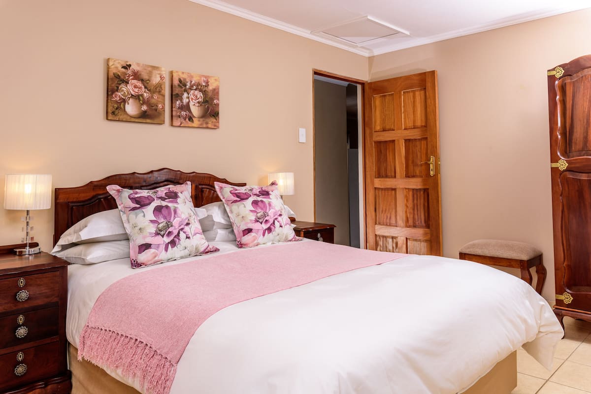 Comfort cottage, 2 slaapkamers, open haard, uitzicht op bergen | Luxe beddengoed, een bureau, een laptopwerkplek, geluiddichte muren