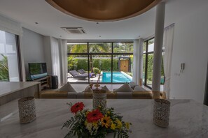 Familienvilla | Wohnzimmer | 55-Zoll-Flachbildfernseher mit Satellitenempfang, Fernseher, DVD-Player