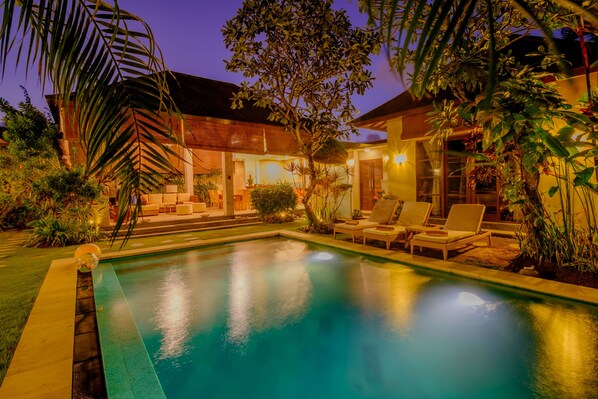 Ulkouima-allas, aurinkotuoleja