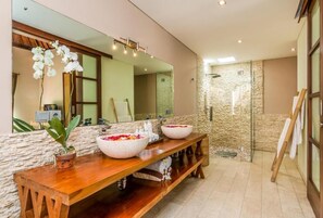 Hiustenkuivaaja, pyyhkeet, saippua, sampoo