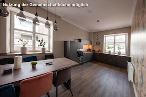 爐台、電熱水壺、鍋具/餐盤/廚房用品