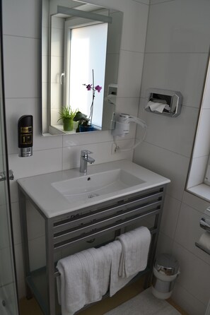 Deluxe Double Room (mit Zustellbet) | Bathroom | Shower, free toiletries, hair dryer, slippers - Myrsini Hotel (Kirchentellinsfurt)