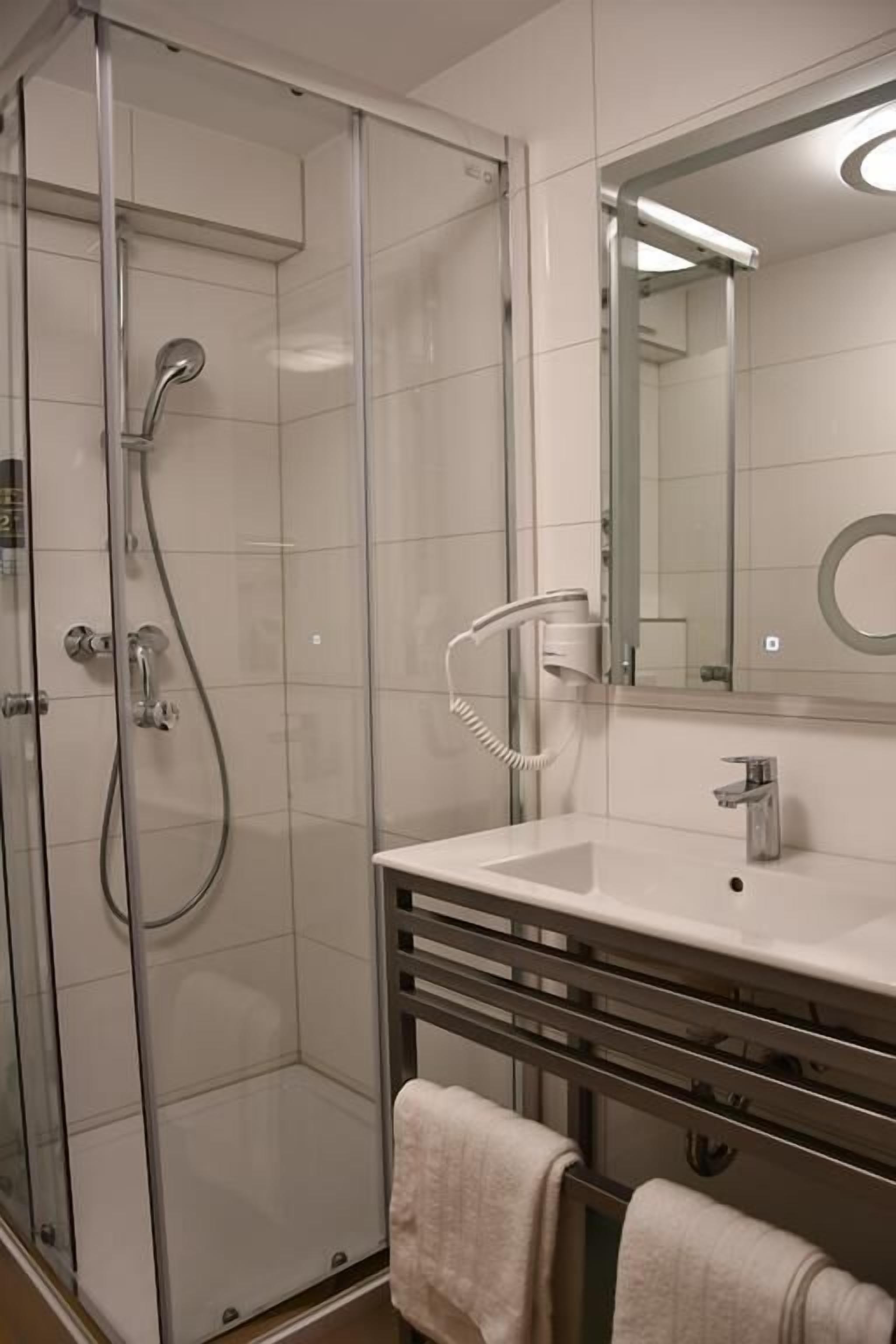 Standard Double Room, 1 Queen Bed | Bathroom shower