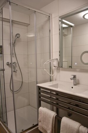Standaard tweepersoonskamer, 1 queensize bed | Badkamer met douche