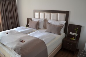 Literie hypoallergénique, minibar, coffres-forts dans les chambres