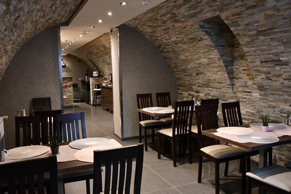 Petit déjeuner continental (8 EUR par personne)