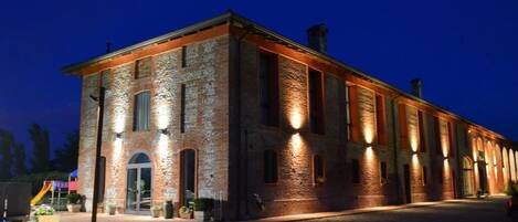 Majoituspaikan julkisivu illalla/yöllä