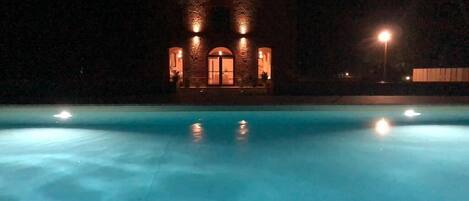 Piscine extérieure (ouverte en saison), parasols de plage