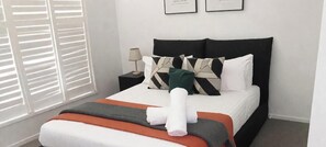 5 bedrooms, iron/ironing board, WiFi, bed sheets