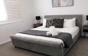 5 chambres, fer et planche à repasser, Wi-Fi, draps fournis
