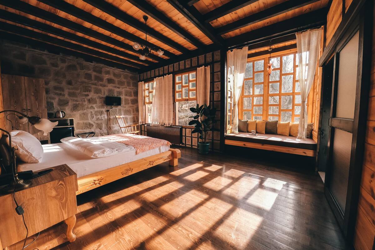 deluxe room | minibar, in-room safe, free wifi, bed sheets