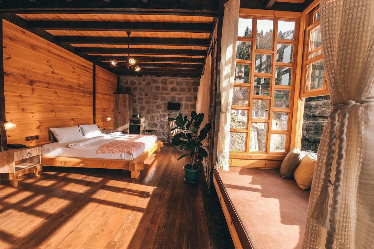 deluxe room | minibar, in-room safe, free wifi, bed sheets