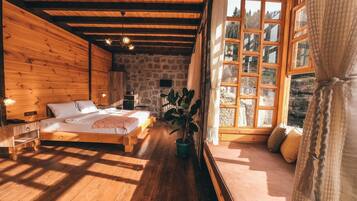 Deluxe Room | Minibar, in-room safe, free WiFi, bed sheets