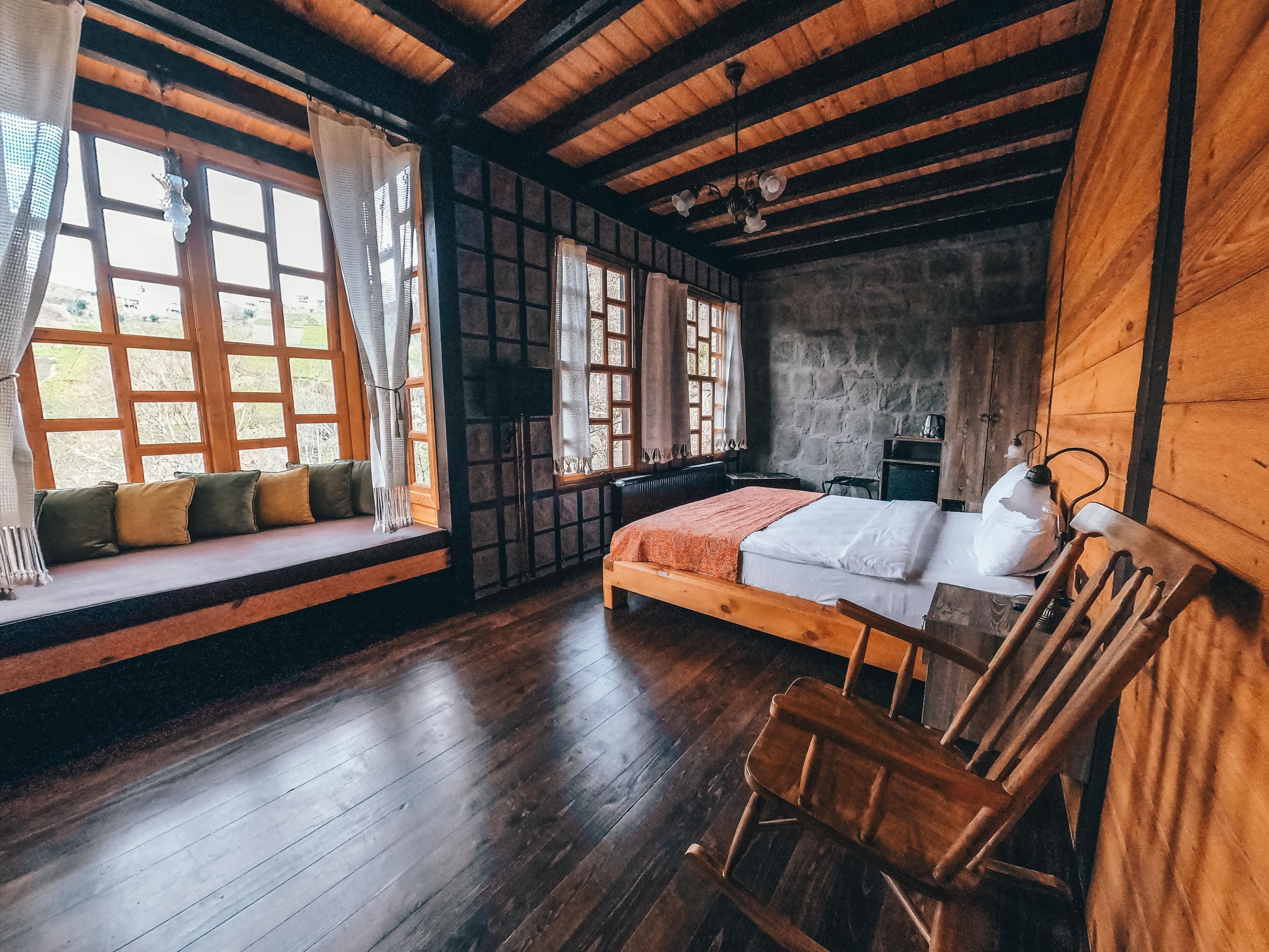 deluxe room | minibar, in-room safe, free wifi, bed sheets