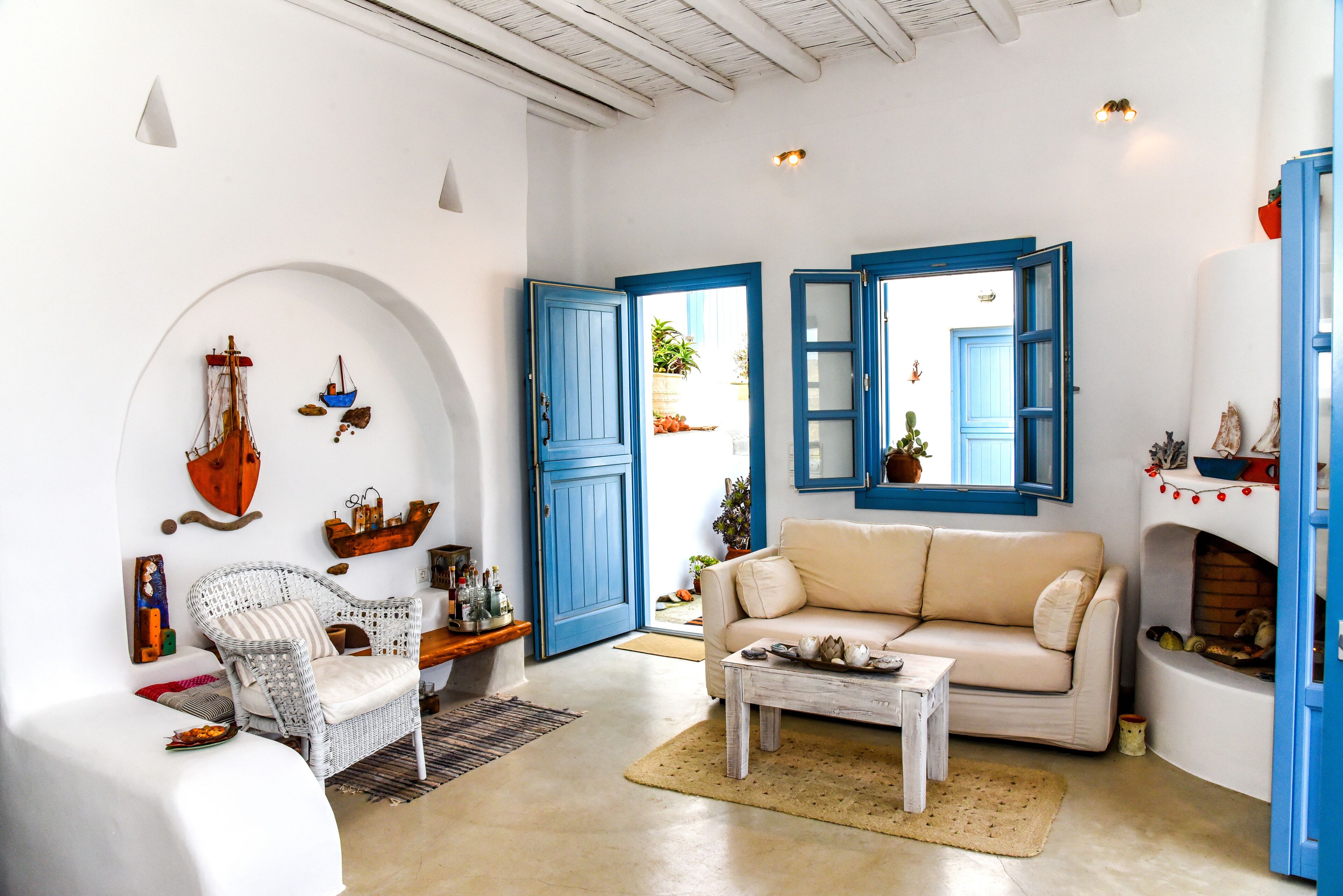 智能電視、壁爐、DVD 播放機、書籍