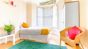 5 habitaciones, escritorio y espacio para trabajar con laptop 