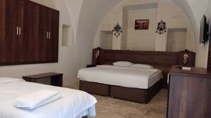 Egyptian cotton sheets, premium bedding, minibar, free WiFi - La Riva Konakları (Sanliurfa)