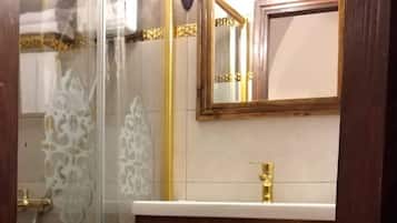 Suihku, hiustenkuivaaja, pyyhkeet, saippua