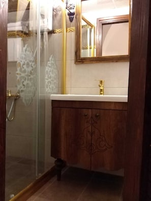 Ducha, secador de pelo, toallas, jabón