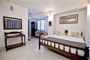 In-room safe, individually decorated, desk, soundproofing - The Lake View Hotel – On Lake Pichola (Udaipur)