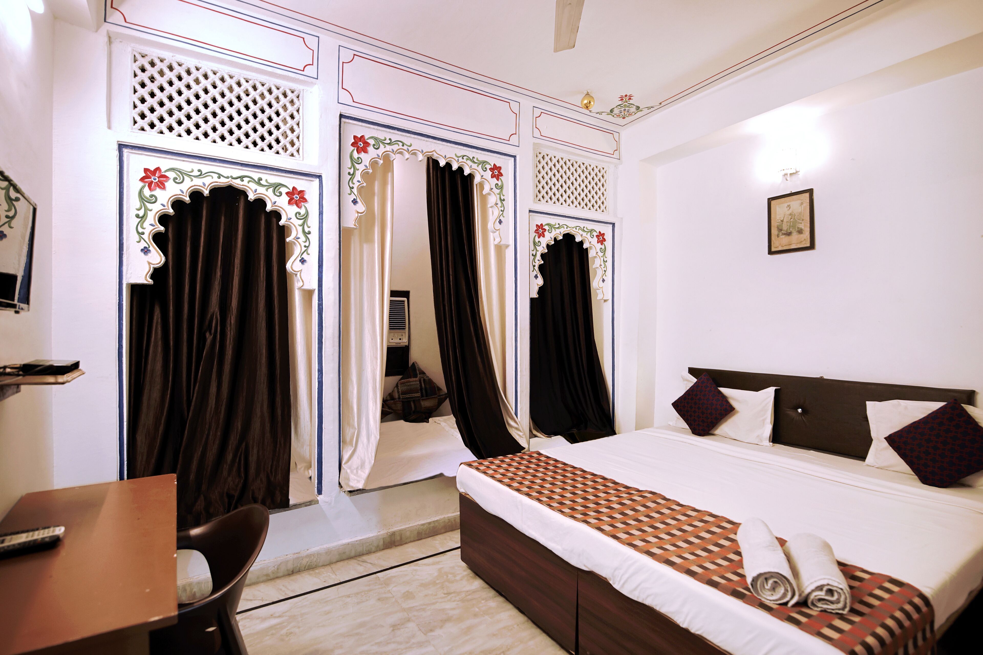 Premium Jharokha Room | Safe på rommet, individuelt dekorert, skrivebord og lydisolert
