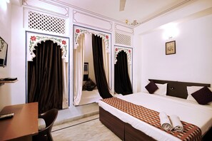 Premium Jharokha Room | In-room safe, individually decorated, desk, soundproofing - The Lake View Hotel – On Lake Pichola (Udaipur)