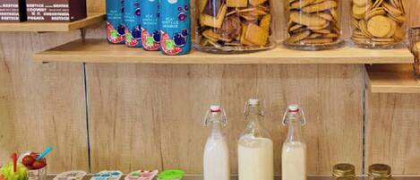 Variedad de alimentos en exhibición, incluyendo botellas, frascos y productos envasados.