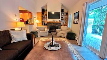 Una televisión, una chimenea