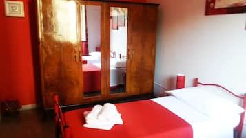 Chambre avec lits jumeaux, salle de bains commune (external) | Décoration personnalisée, lits bébé (gratuits), Wi-Fi gratuit