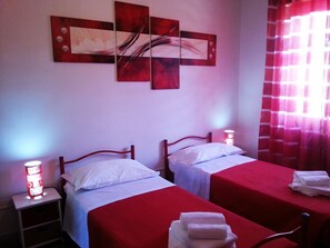 Zweibettzimmer, Gemeinschaftsbad (external) | Individuell dekoriert, kostenlose Babybetten, kostenloses WLAN